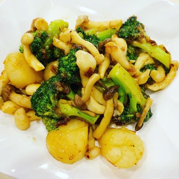 Sautéed Boiled Scallops with Broccoli in XO Sauce (XO带子炒西兰花)