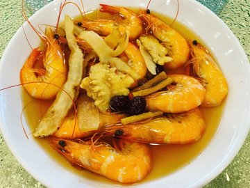 Poached Live Prawns with Chinese Herbs & Cordyceps (虫草滋补药膳活虾)