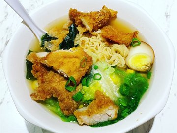 Chicken Chop with Stewed Egg Instant Noodles (鸡扒卤蛋公仔面)