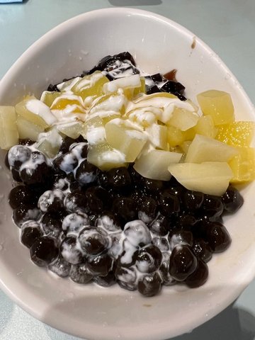 Grass  Jelly  w/mango  &  Pearl      in  coconut  cream