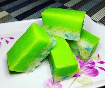 Kueh Salat (香兰椰香糯米蒸糕) 
