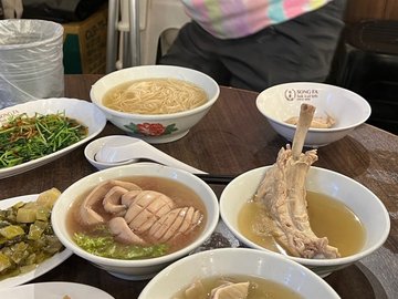 Pork  kidney  and  ribs  in  soup