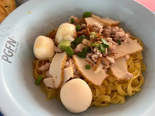 Mee  Pork  (thick  noodles  )