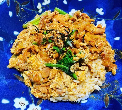 With spicy chicken, kimchi omelette, spinach & donburi sauce, served with Korean white rice.
