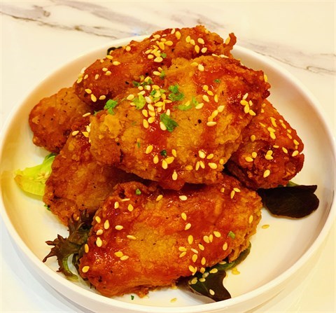 Chicken mid-wings with white sesame, English parsley & Korean spicy sauce.