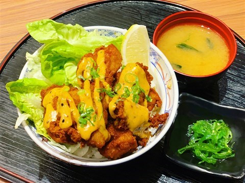 Deep-fried chicken with spicy mayonnaise on rice.