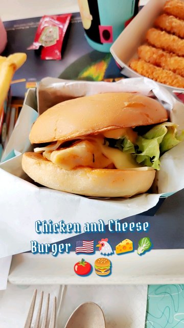 Chicken and Cheese Burger 🇺🇸🐔🧀🥬🍅🍔