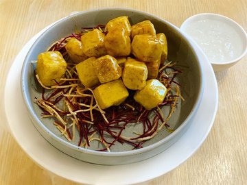 Caramelized Yam Cubes with Raw Sugar (拔丝芋头)