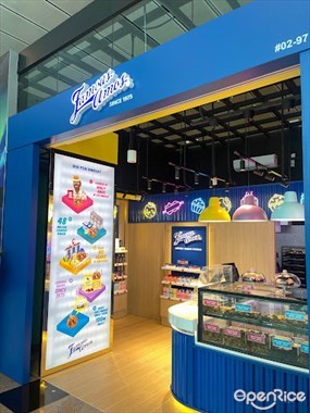 The Famous Amos Chocolate Chip Cookie (Changi T3)