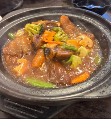 Claypot braised sea cucumber with mushroom 