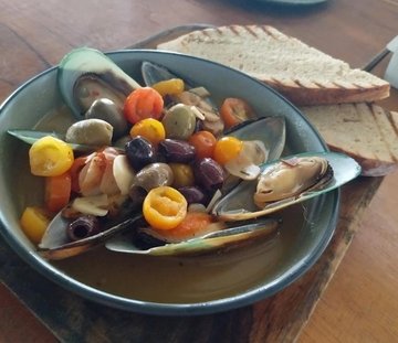 New Zealand half-shelled Mussels in White Wine