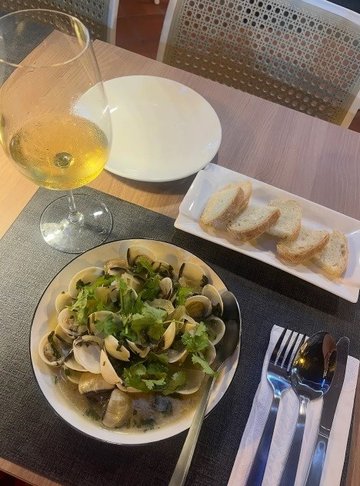 Clams in non-alcoholic white wine 